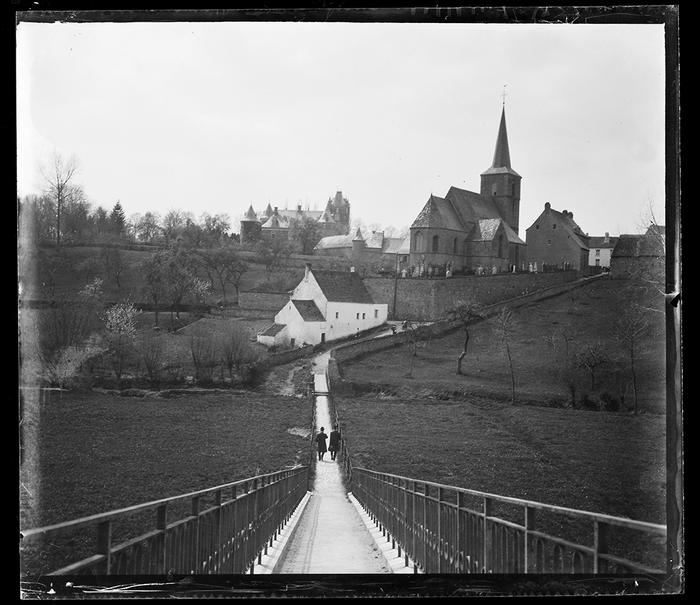 Berzée. Vue générale prise du haut de la passerelle du chemin de fer