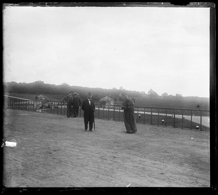 Chantilly. Melle Pellechet photographiant le Congrès des Bibliothécaires