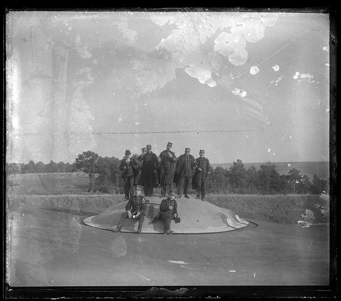 Dave. Les Officiers de la Batterie sur la coupole du fort